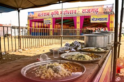 राजगढ़: बलराम कृषि महोत्सव में परोसा गया खराब खाना, किसानों ने फफूंद लगने का लगाया आरोप