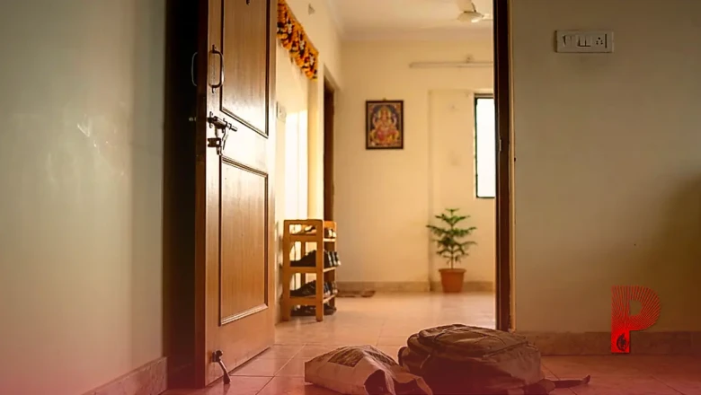 वास्तु दोष: घर आते ही बैग जमीन पर पटकने की आदत, आपकी कमाई में डाल सकती है बाधा