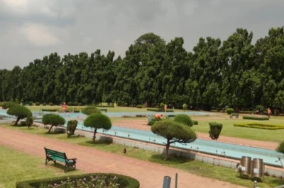 जमशेदपुर का जुबली पार्क: बारिश की फुहारों में जन्नत जैसा दिखता है जमशेदजी टाटा की प्रतिमा का इलाका