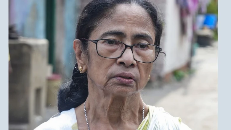 ममता बनर्जी का दावा, बैरकपुर में उनकी कार पर हुआ पथराव, कहा- बाल-बाल बची जान