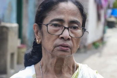 ममता बनर्जी का दावा, बैरकपुर में उनकी कार पर हुआ पथराव, कहा- बाल-बाल बची जान