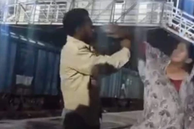 शहडोल में रेलवे स्टेशन पर मनचले की शामत: युवती ने लात-घूंसों से सिखाया सबक, आरोपी बोला- मां मुझे छोड़ दो