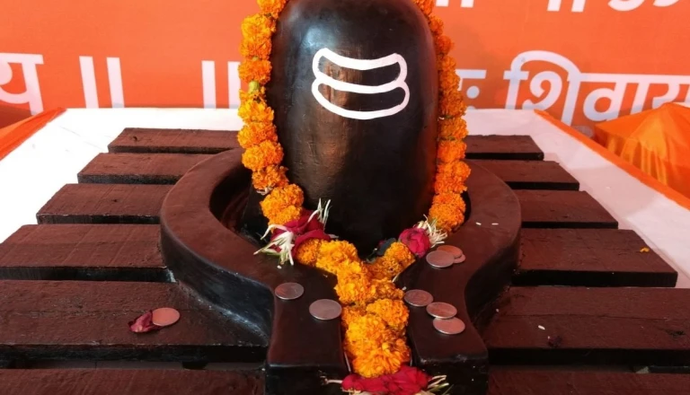पलामू का अनोखा शिव मंदिर: एक ही जगह पर विराजमान हैं 12 ज्योतिर्लिंग, अकाल मृत्यु के भय से मिलती है मुक्ति