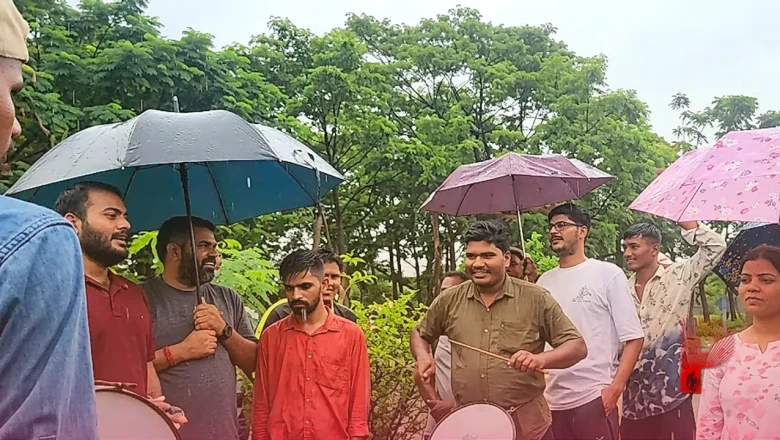 अनूपपुर: इंदिरा गांधी विश्वविद्यालय में छात्रों का फूटा गुस्सा, खराब खाने और दूषित पानी को लेकर शुरू हुआ अनिश्चितकालीन धरना