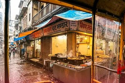 दिल्ली की बारिश में चटपटे खाने का लेना है आनंद? ट्राई करें ये 5 बेहतरीन जगहें