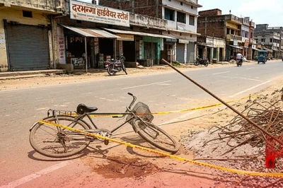 दरभंगा में सड़क हादसे का खौफनाक मंजर, निर्माण कार्य की लापरवाही से साइकिल सवार के सीने में घुसा सरिया
