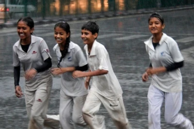मौसम अपडेट: बंगाल की खाड़ी से उठा तूफान, दिल्ली-यूपी से एमपी तक भारी बारिश का अलर्ट