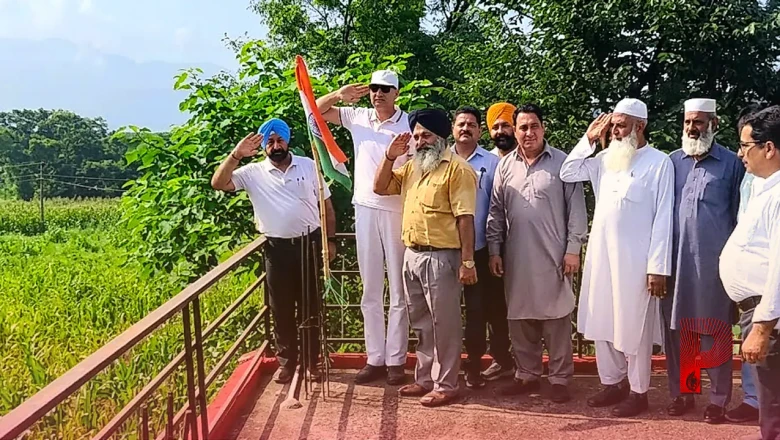 पुंछ में एलओसी के पास भारत के अंतिम घर पर शान से लहराया तिरंगा