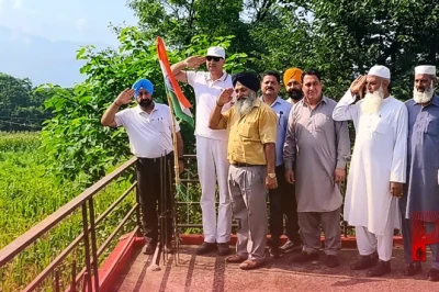 पुंछ में एलओसी के पास भारत के अंतिम घर पर शान से लहराया तिरंगा