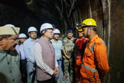 उत्तराखंड: टनल हादसे के बाद खुद मोर्चा संभालने पहुंचे मुख्यमंत्री पुष्कर सिंह धामी, बचाव कार्यों का लिया जायजा