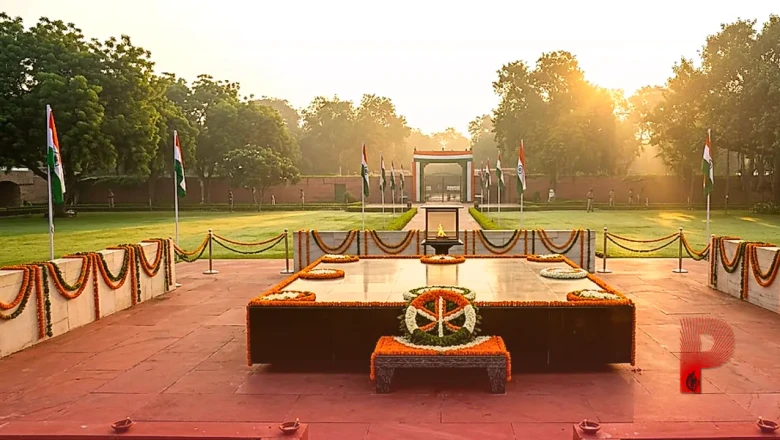 स्वतंत्रता दिवस: राजघाट पहुंचे प्रधानमंत्री नरेंद्र मोदी, बापू को दी श्रद्धांजलि