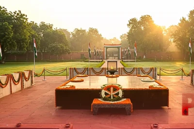 स्वतंत्रता दिवस: राजघाट पहुंचे प्रधानमंत्री नरेंद्र मोदी, बापू को दी श्रद्धांजलि