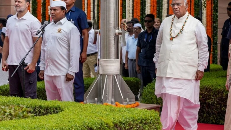 लाल किले पर बैठने की जगह का विवाद, राहुल गांधी और खरगे के नहीं पहुंचने पर सरकार ने दिखाया पुराना प्रोटोकॉल