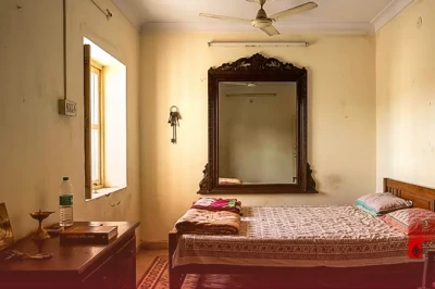 बेडरूम में आईना लगाने से पहले सावधान, वास्तु शास्त्र के ये नियम बदल सकते हैं आपकी किस्मत