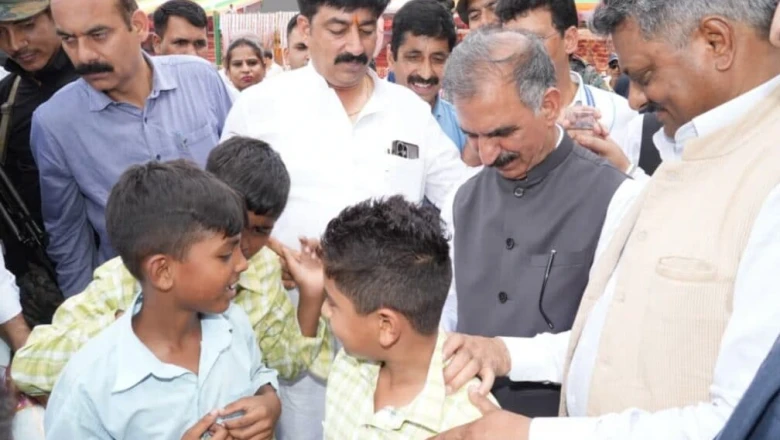 हमीरपुर में स्कूली बच्चों की अनोखी मांग, मुख्यमंत्री सुक्खू ने पीठ पर दिए ऑटोग्राफ