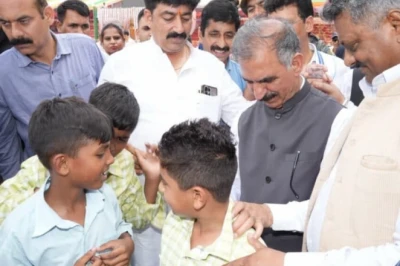 हमीरपुर में स्कूली बच्चों की अनोखी मांग, मुख्यमंत्री सुक्खू ने पीठ पर दिए ऑटोग्राफ