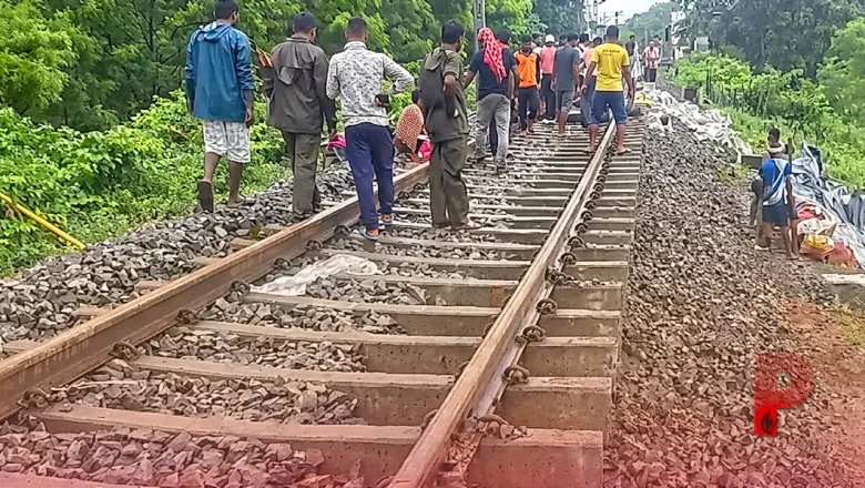 ओडिशा में भारी बारिश का कहर: मयूरभंज में रेलवे ट्रैक धंसा, कई ट्रेनें रद्द