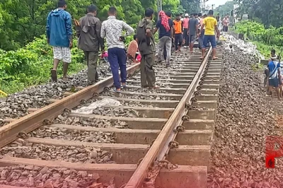 ओडिशा में भारी बारिश का कहर: मयूरभंज में रेलवे ट्रैक धंसा, कई ट्रेनें रद्द