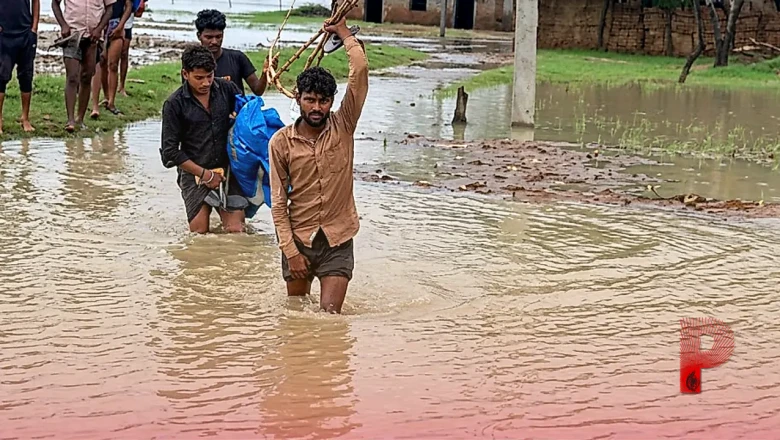 लखीमपुर खीरी में शारदा नदी का विकराल रूप, उफनते पानी से घिरा बेचे पुरवा गांव