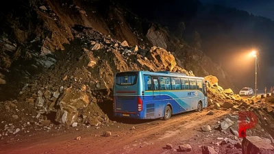 हिमाचल प्रदेश में लैंडस्लाइड का कहर: बाल-बाल बची HRTC की बस, उस्ताद जी पीछे करो की गुहार से बची जान