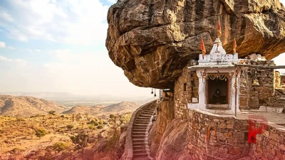 अधरशिला महादेव मंदिर: हवा में लटकी विशाल चट्टान पर बसा है राजस्थान का यह अनोखा शिवालय