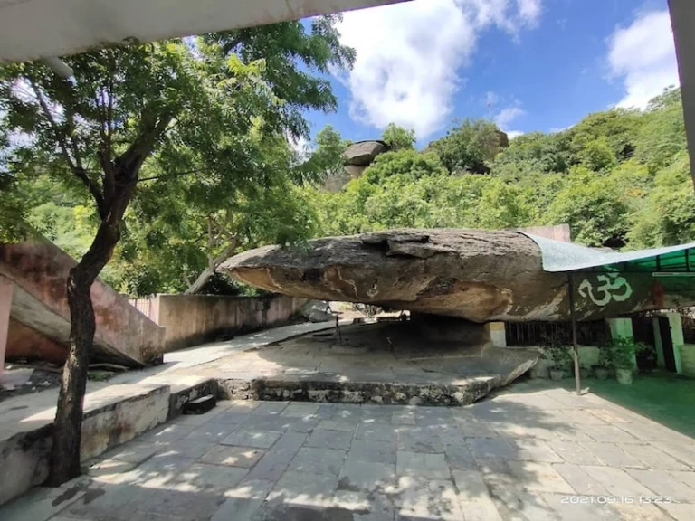 अधरशिला महादेव मंदिर: हवा में लटकी विशाल चट्टान पर बसा है राजस्थान का यह अनोखा शिवालय