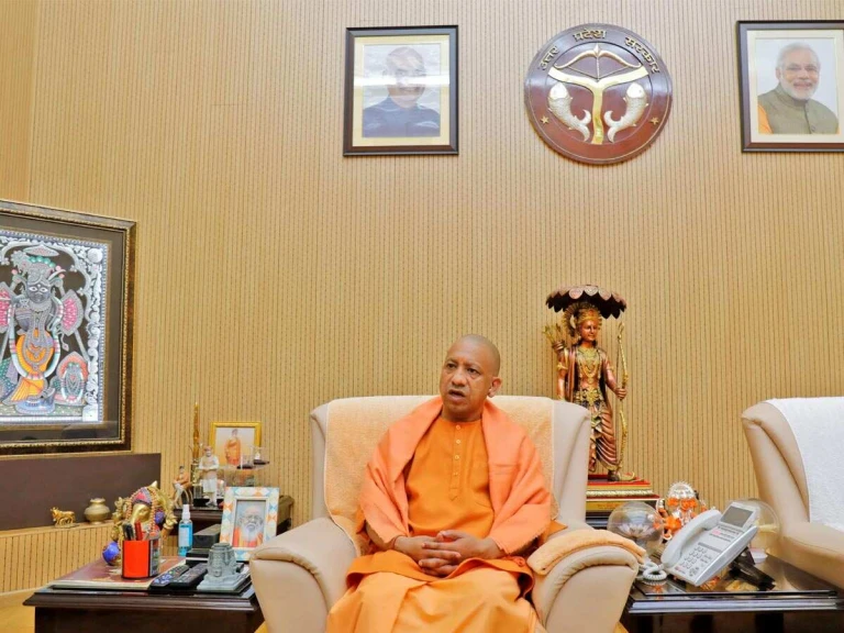सीएम योगी आदित्यनाथ का कड़ा निर्देश: जमीन विवाद सुलझाने में नाकाम अधिकारियों पर होगी निलंबन की कार्रवाई