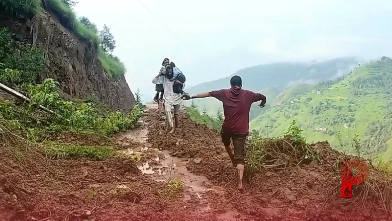 शाहदरा शरीफ में भूस्खलन से बिगड़े हालात, बच्चों को कंधे पर उठा स्कूल ले जाने को मजबूर अभिभावक