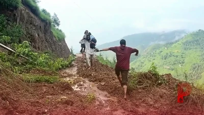 शाहदरा शरीफ में भूस्खलन से बिगड़े हालात, बच्चों को कंधे पर उठा स्कूल ले जाने को मजबूर अभिभावक
