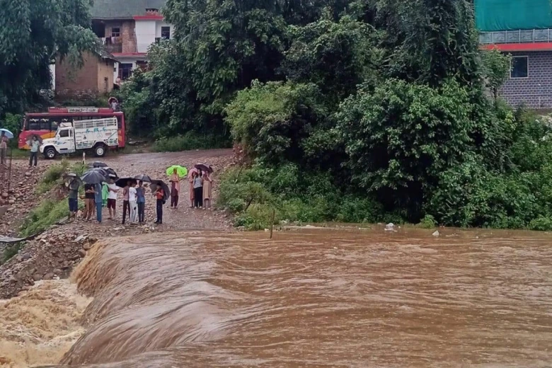 हिमाचल प्रदेश में कुदरत का कहर: सिरमौर में भूस्खलन से 3 लोगों की मौत, सुजानपुर टीहरा में रिकॉर्ड 156.4 MM बारिश और बंगाणा में स्कूल-कॉलेज बंद