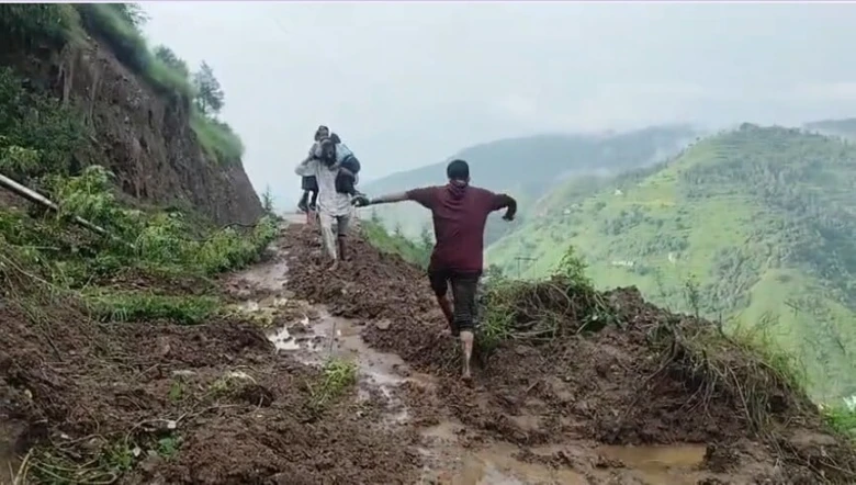 शाहदरा शरीफ में भूस्खलन से बिगड़े हालात, बच्चों को कंधे पर उठा स्कूल ले जाने को मजबूर अभिभावक