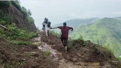 शाहदरा शरीफ में भूस्खलन से बिगड़े हालात, बच्चों को कंधे पर उठा स्कूल ले जाने को मजबूर अभिभावक