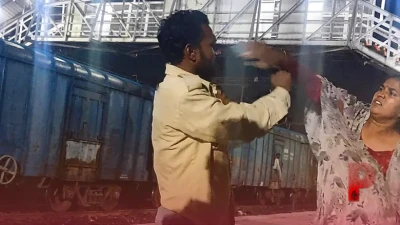 शहडोल में रेलवे स्टेशन पर मनचले की शामत: युवती ने लात-घूंसों से सिखाया सबक, आरोपी बोला- मां मुझे छोड़ दो
