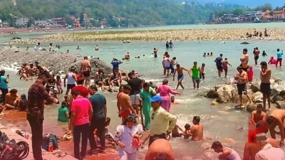 ऋषिकेश में सावन की रौनक के बीच पसरी गंदगी, गंगा घाटों और सड़कों पर कचरे के अंबार से स्थानीय लोगों में भारी नाराजगी