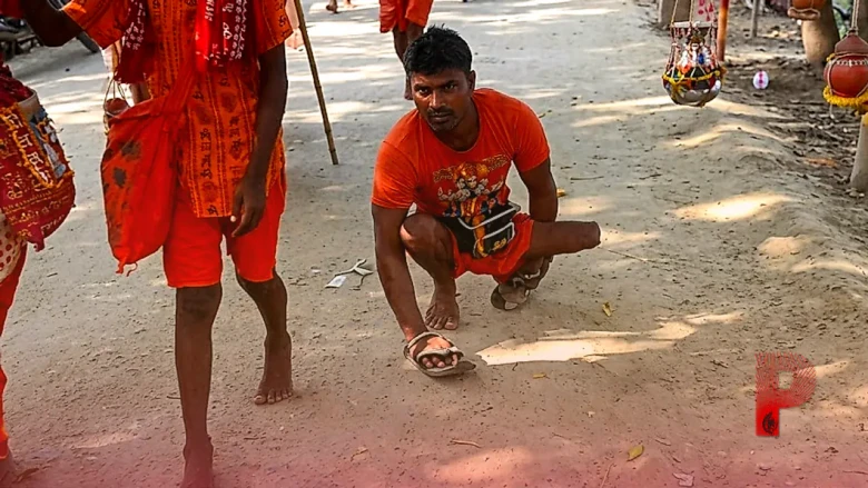 मुंगेर कांवड़ यात्रा: हाथों के बल चल रहे दिव्यांग मनोज और कंधे पर गणेश जी को बिठाकर ले जाते भक्त, आस्था के अनोखे दृश्य