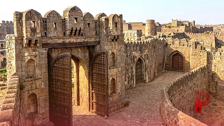 गोलकोंडा किले के 8 ऐतिहासिक दरवाजे: हर गेट में दफन है सदियों पुराना इतिहास और सुरक्षा का अनूठा तंत्र