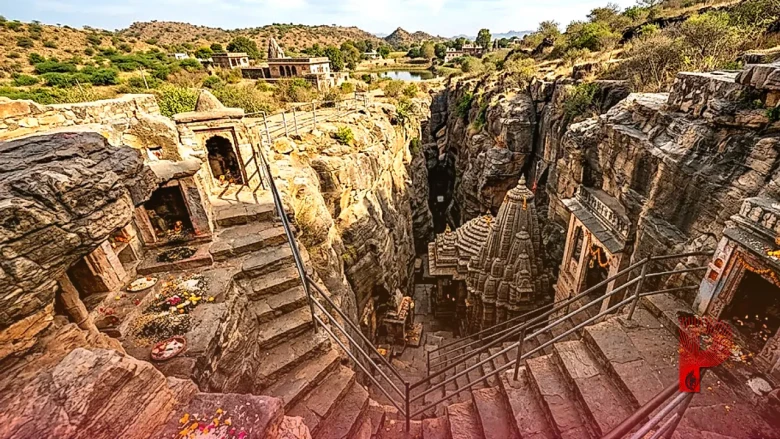 उदयपुर का अद्भुत तिलेश्वर महादेव मंदिर: 100 फीट गहरी प्राकृतिक खाई में विराजे हैं भगवान शिव, यहां अर्पित किए जाते हैं तिल