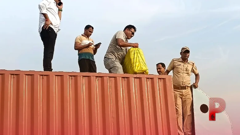 ओडिशा में पुलिस को चकमा देकर फरार हुआ ट्रक ड्राइवर, गाड़ी की तलाशी ली तो उड़ गए होश