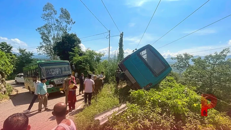 हिमाचल के बिलासपुर में बड़ा हादसा टला: निजी बस से टक्कर के बाद हवा में लटकी एचआरटीसी की बस, बाल-बाल बचीं 40 जिंदगियां