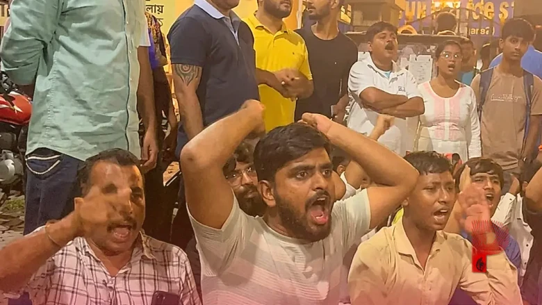 जादवपुर विश्वविद्यालय में आधी रात को खूनी संघर्ष, अखिल भारतीय विद्यार्थी परिषद और वामपंथी छात्र संगठनों में जमकर मारपीट, परिसर में आगजनी
