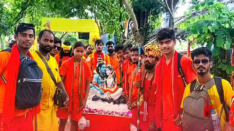 मुंगेर: 120 किलो की अद्भुत कांवर बनी आकर्षण का केंद्र, शिव-पार्वती के स्वरूप को देख थम गए श्रद्धालुओं के कदम