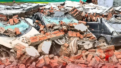 दिल्ली: देवली में मूसलाधार बारिश का कहर, पार्किंग की दीवार ढहने से 10 गाड़ियां चकनाचूर