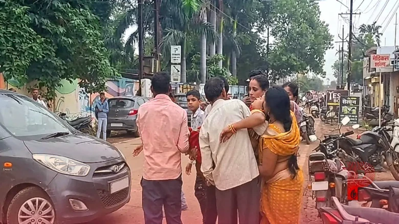 छत्तीसगढ़ के बेमेतरा में पुलिस की संवेदनहीनता: फंदे पर लटकी महिला को मृत समझकर कमरे में लगाया ताला, दो घंटे बाद खुली कुंडी तो चल रही थीं सांसें