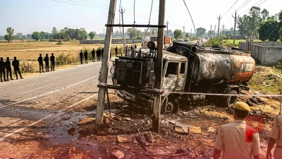 आजमगढ़ में भीषण सड़क हादसा: अनियंत्रित होकर ट्रांसफार्मर से टकराया डीजल टैंकर, तीन लोगों की जिंदा जलकर दर्दनाक मौत