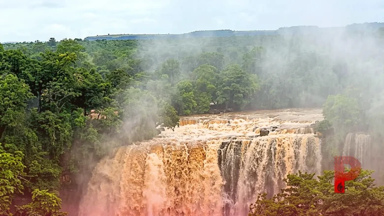 भीलवाड़ा: मेनाल के झरने ने पकड़ा रौद्र रूप, 150 फीट की ऊंचाई से गिरते पानी का रोमांच देखने उमड़ी भीड़