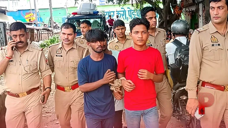 कानपुर में महिला से मारपीट करने वाले तीन दबंग गिरफ्तार, पुलिस ने सिमरा गांव में निकाला जुलूस
