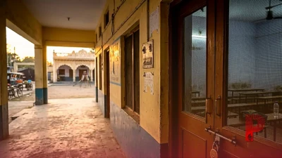 मेरठ में स्कूल प्रबंधन की गंभीर चूक: छुट्टी के बाद कक्षा में बंद रही छात्रा, प्रिंसिपल समेत दो शिक्षक निलंबित