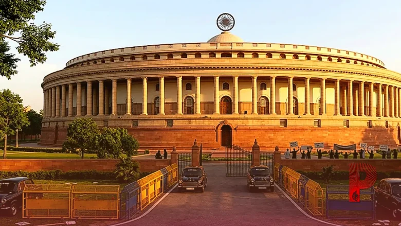 सिर पर पट्टी और हाथ में डंडा: घायल के वेश में संसद पहुंचे सांसद पप्पू यादव, 'जस्टिस' लिखकर छात्रों के लिए उठाई आवाज
