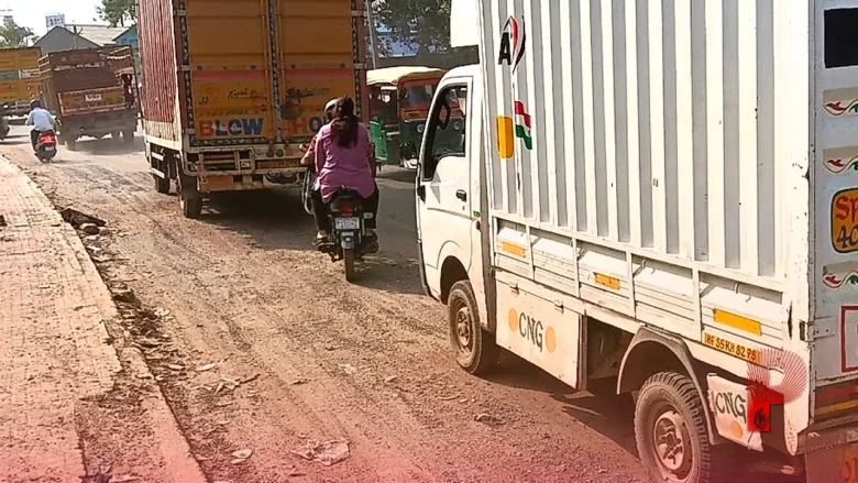 फरीदाबाद: बल्लभगढ़-सोहना रेलवे पुल बना हादसों का सबब, परसों हुई मरम्मत और आज फिर उखड़ गई सड़क