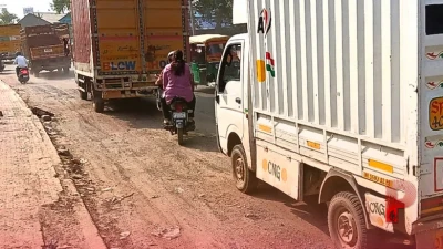 फरीदाबाद: बल्लभगढ़-सोहना रेलवे पुल बना हादसों का सबब, परसों हुई मरम्मत और आज फिर उखड़ गई सड़क